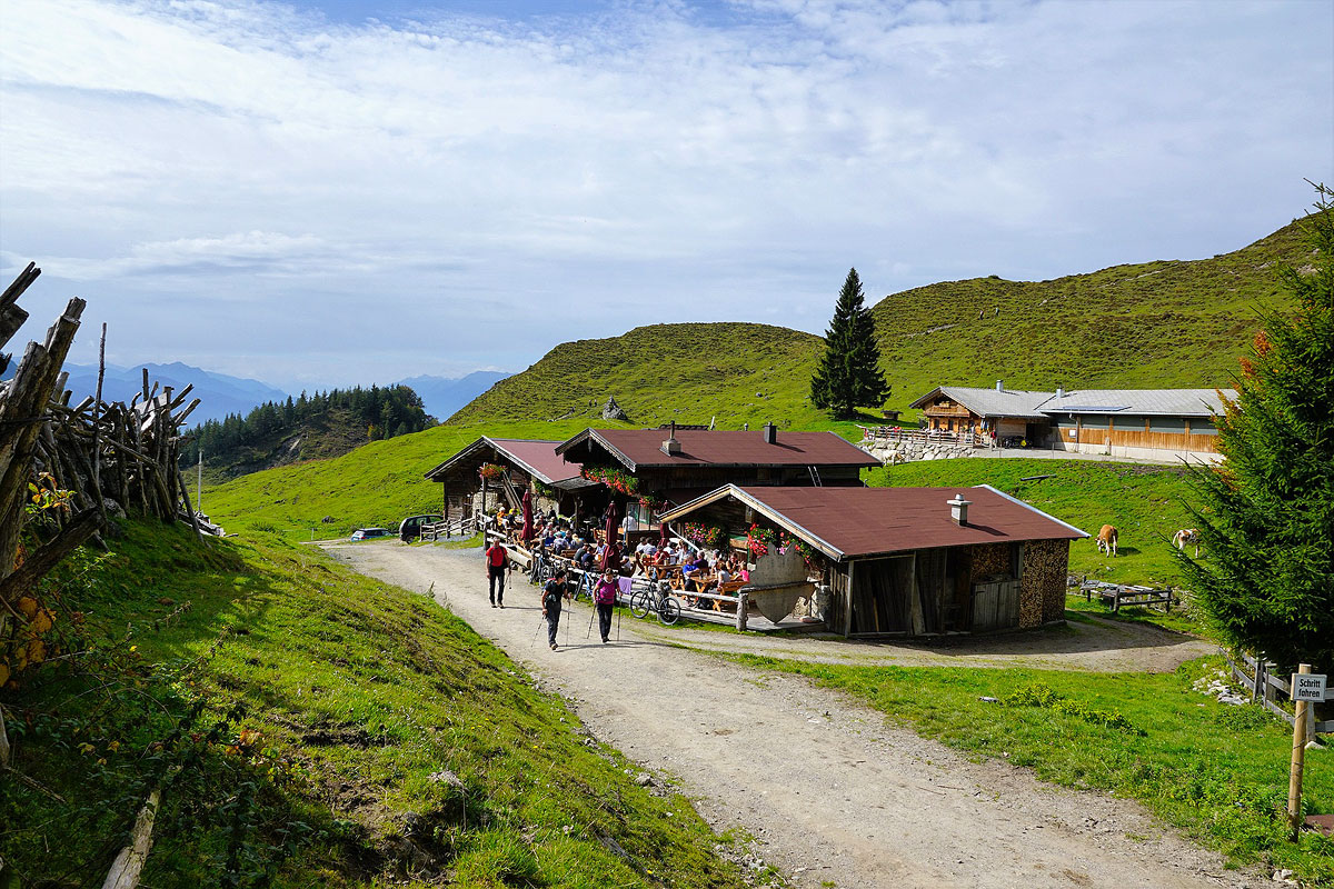 Die unvergleichliche Bergwelt des Salzburger Landes bei geruhsamem Wandern von Alm zu Alm zu erleben