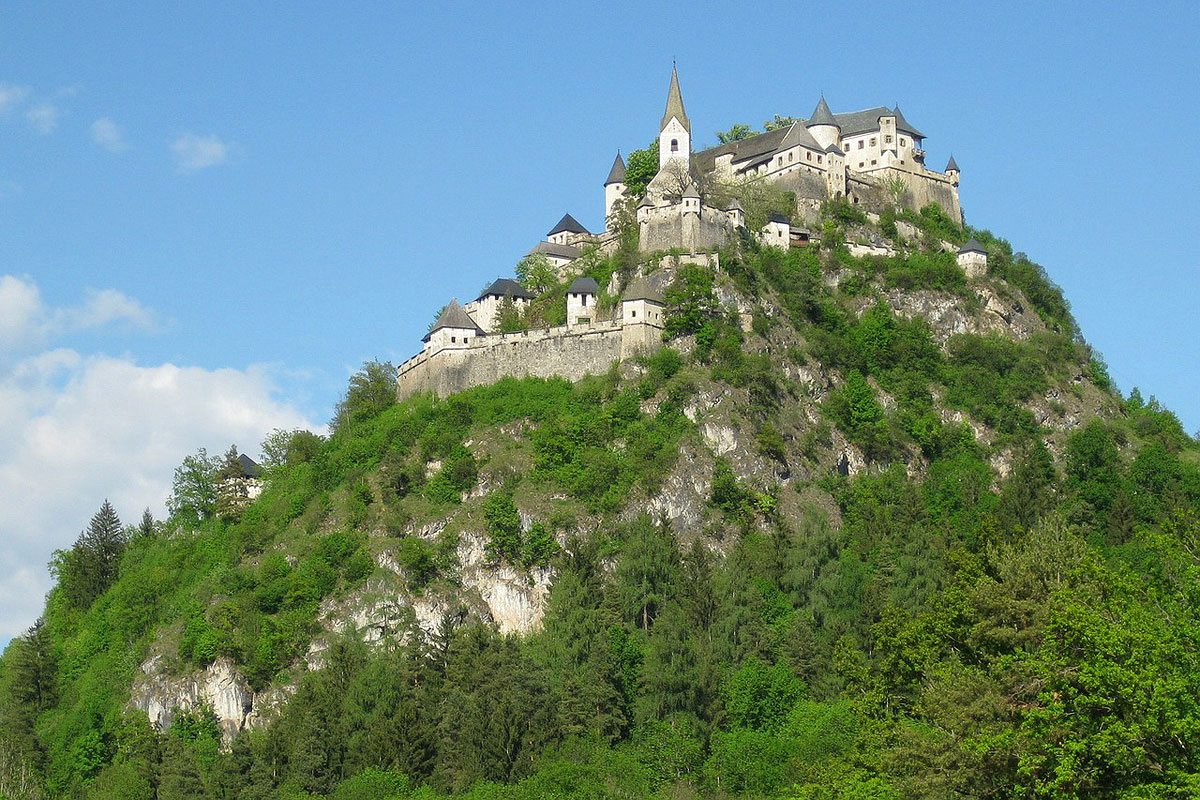 Burg Hochosterwitz, das beliebtes Ausflugsziel bei Wanderern 